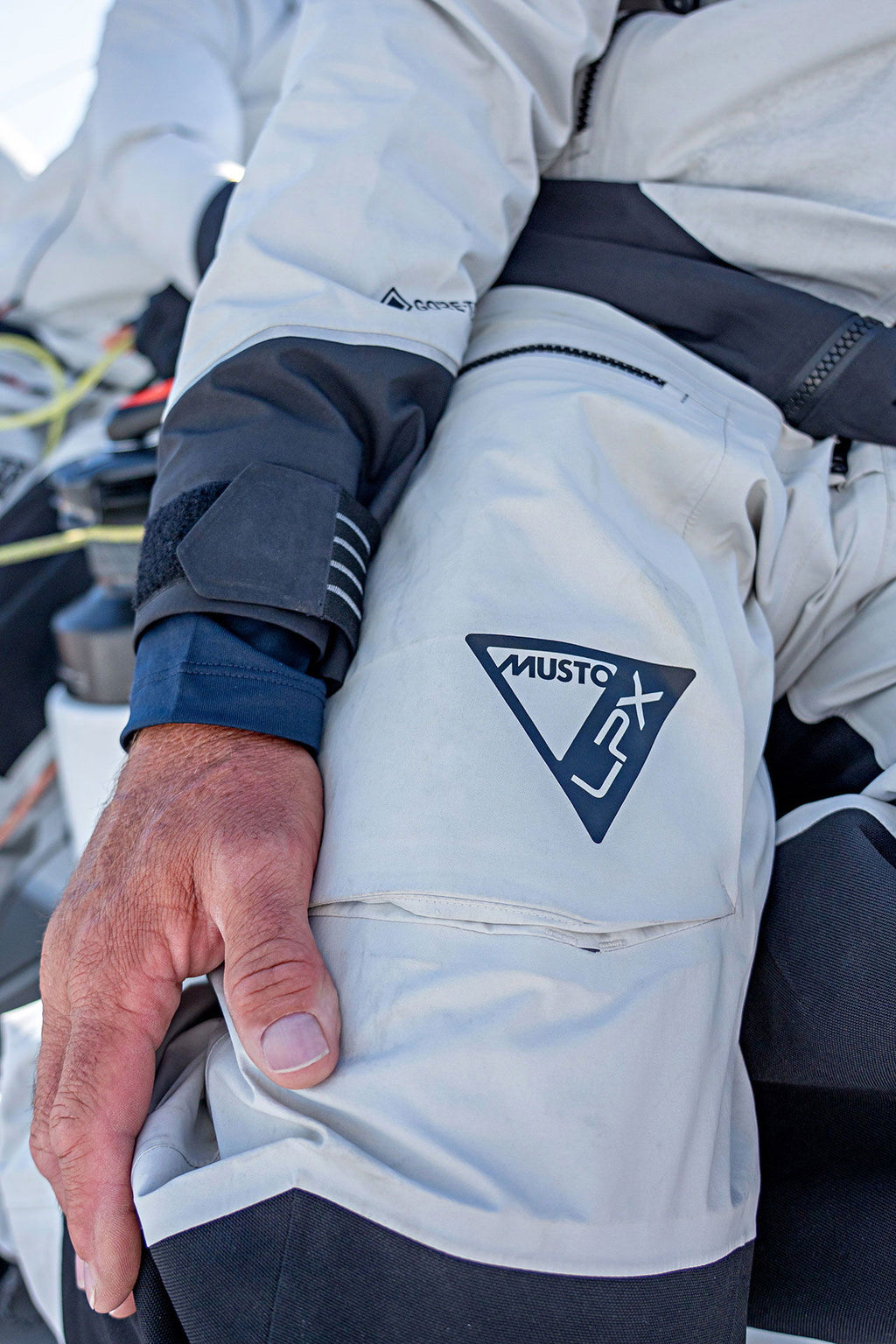 Detalj av LPX Gore-Tex salopette 2.0 vanntett seilerbukse materiale