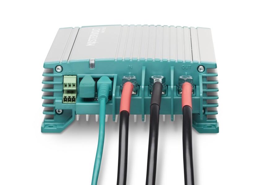 Montert Mac Plus 24/12-50 + CZone batteri-til-batteri-lader 50 A i båt