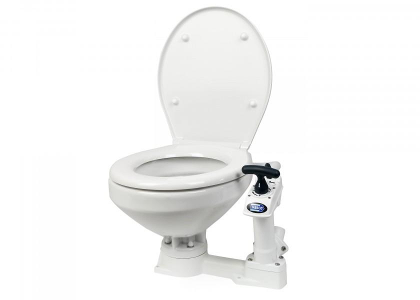 Manuelt toalett NEW STYLE komfort med soft close-lokk bakside