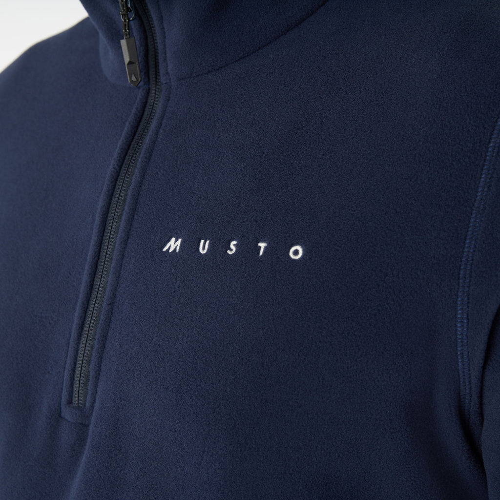 Nærbilde av glidelås på Musto Evo Polartec 200 fleecegenser mellomlag