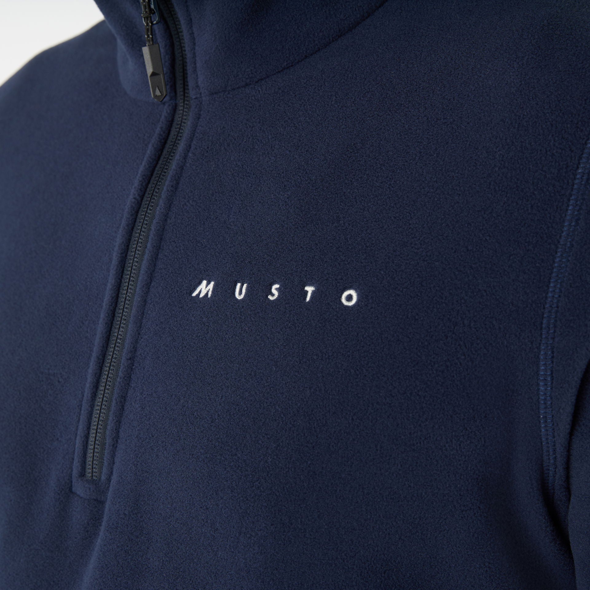 Nærbilde av glidelås på Musto Evo Polartec 200 fleecegenser mellomlag