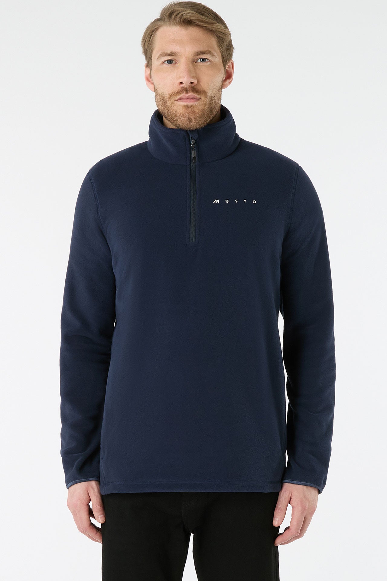 Musto Evo Polartec 200 fleecegenser mellomlag logo detalj
