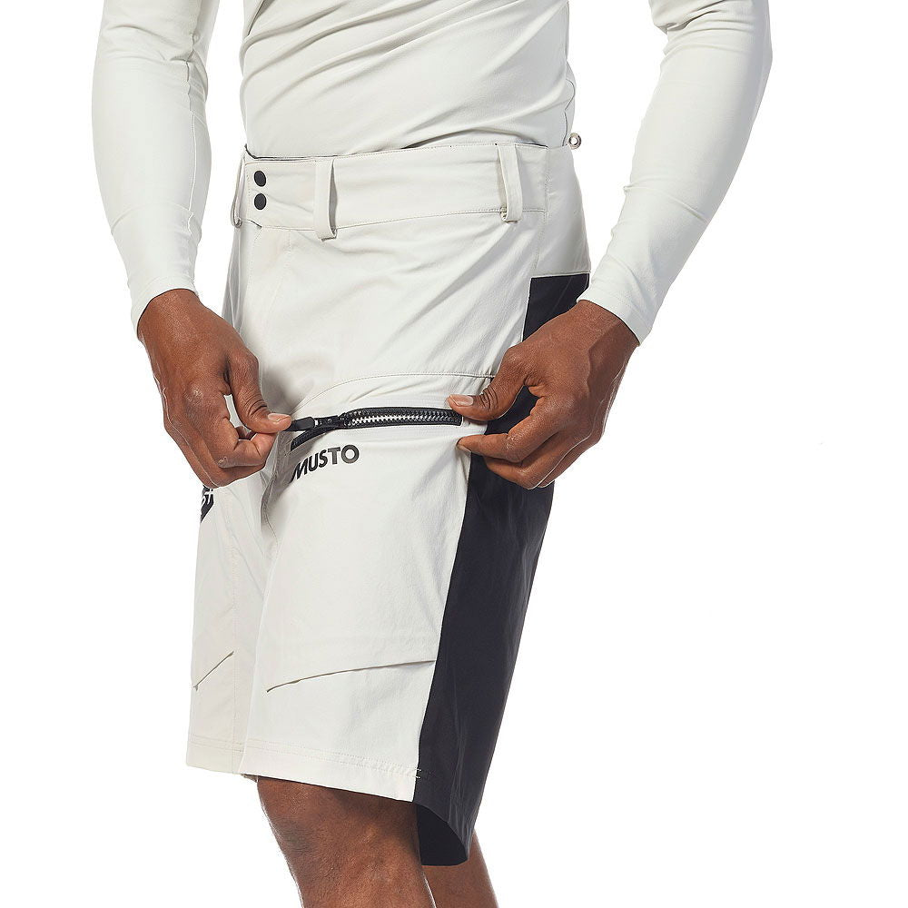 Nærbilde av glidelås på Musto LPX Aero shorts vanntett