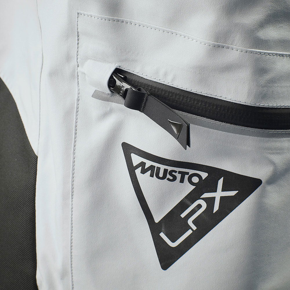 Nærbilde av glidelås på Musto LPX Gore-Tex salopette 3-lag