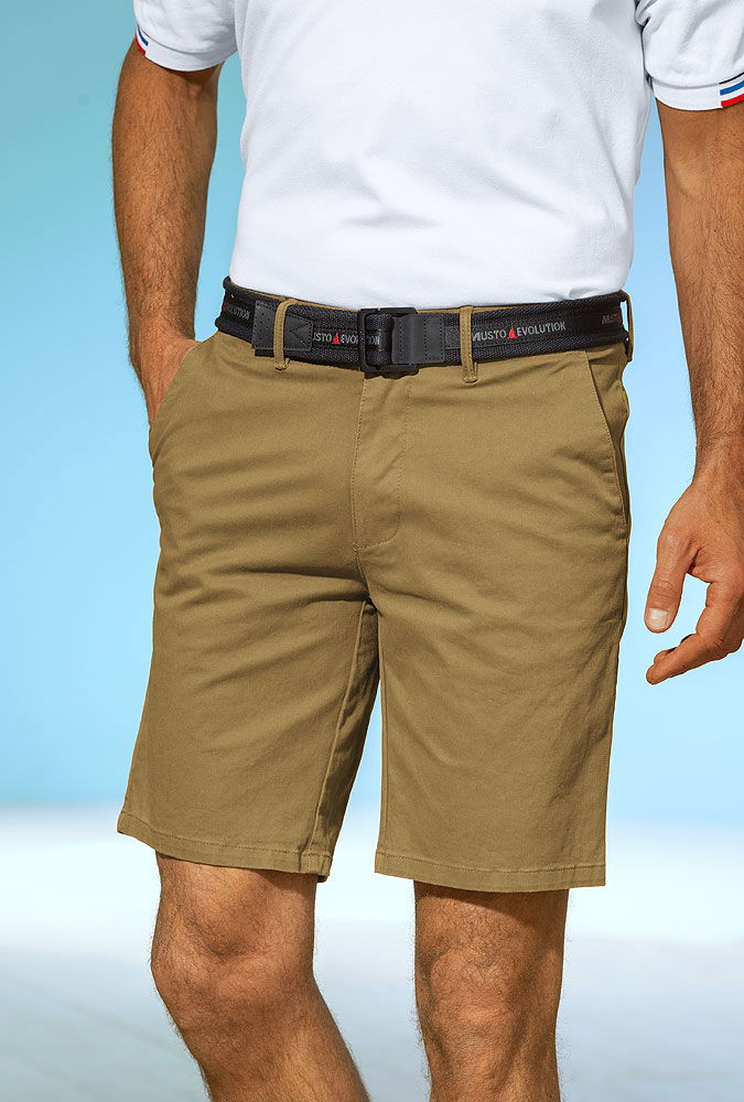 Nærbilde av lærmerke med Musto-logo på Musto Napier chino-bermudashorts