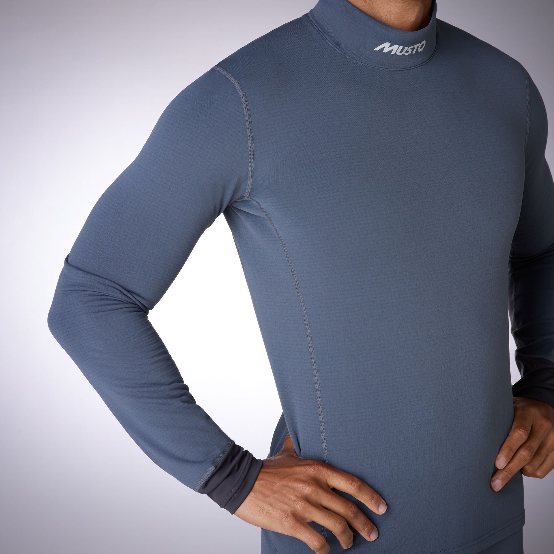 Nærbilde av sømmer på Musto Thermal Baselayer Shirt 2.0 teknisk undertøy