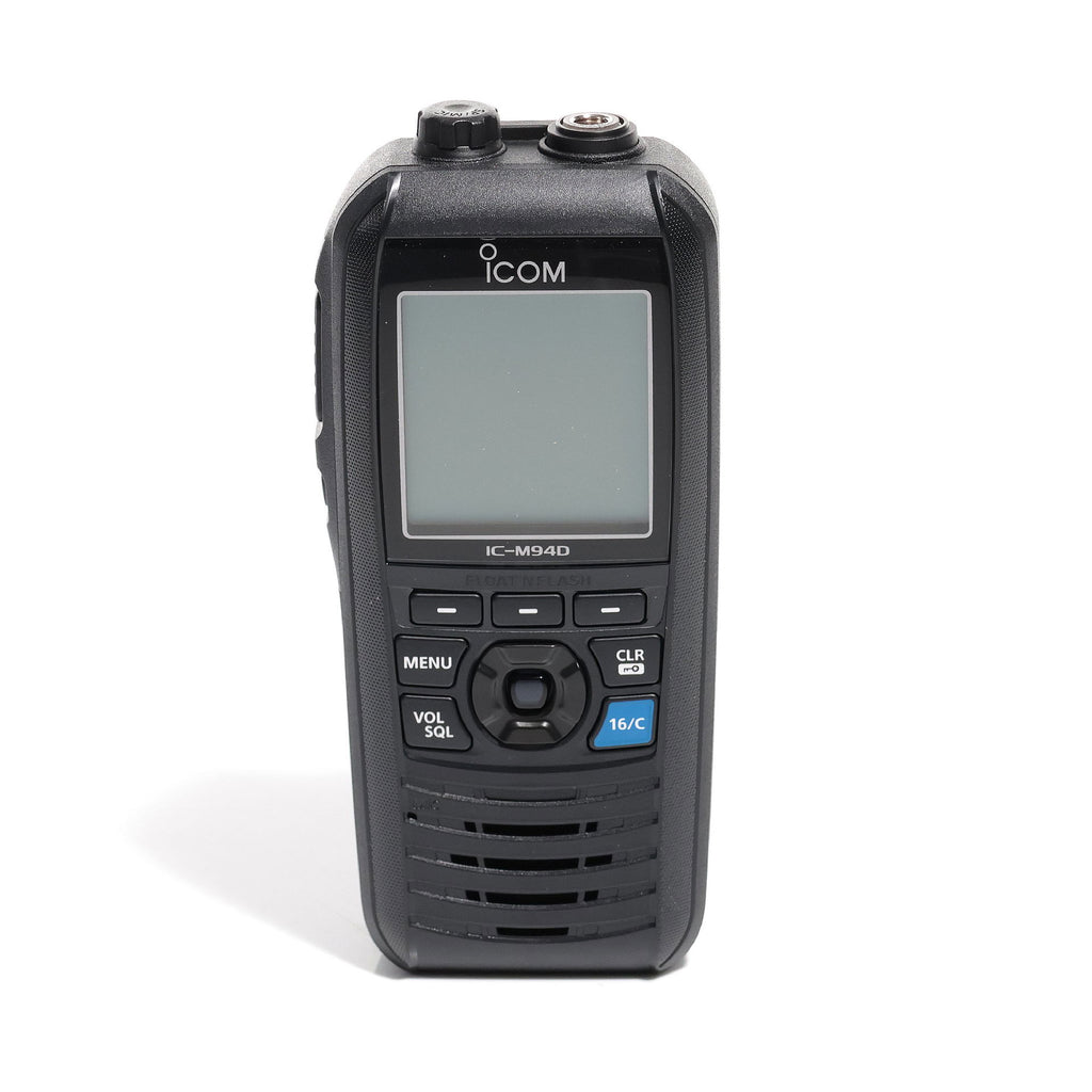 Nærbilde av skjerm på Icom IC-M94DE håndholdt VHF