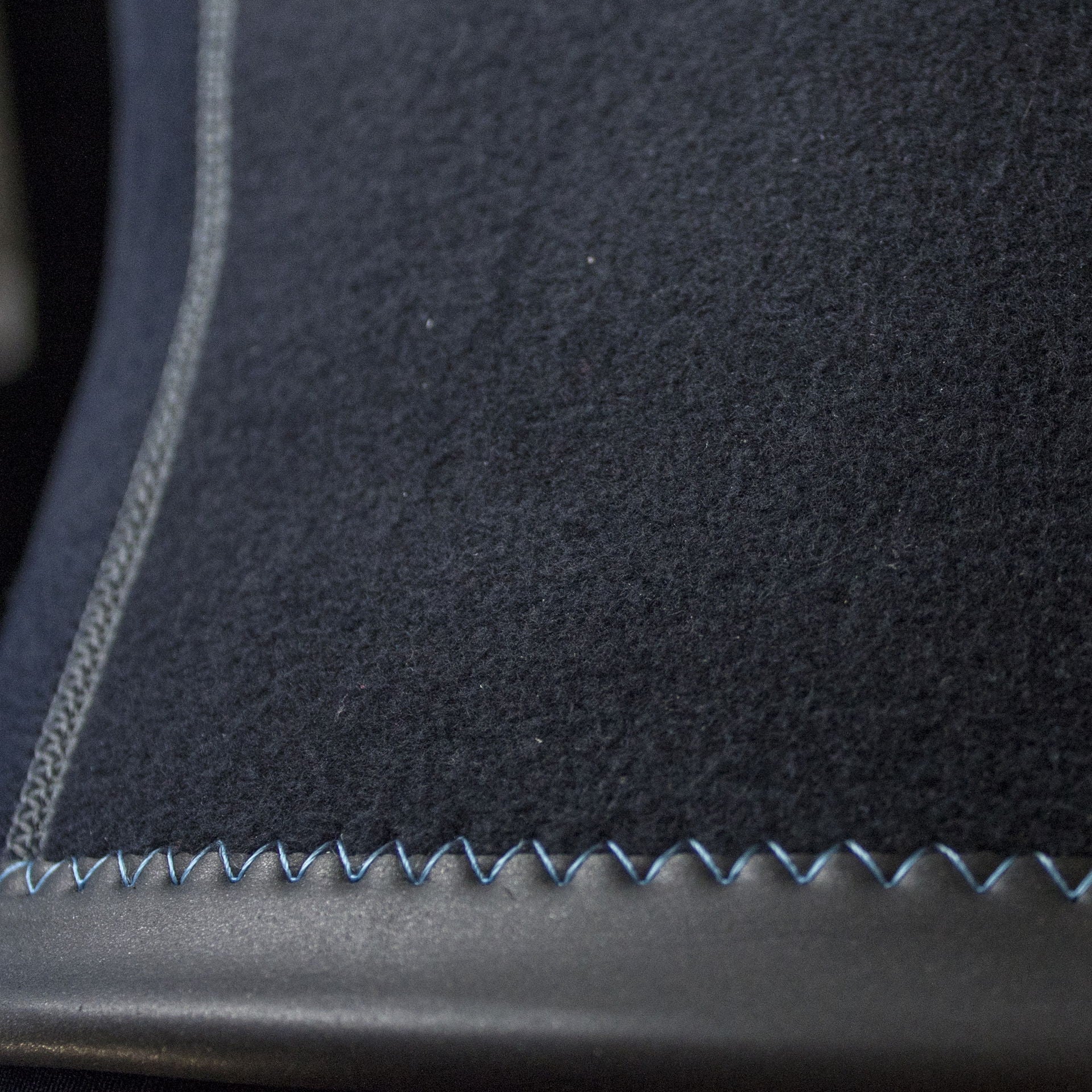 Nærbilde av neoprenmateriale på Neopren-top 2,5 mm W-Flex flatlock-sømmer
