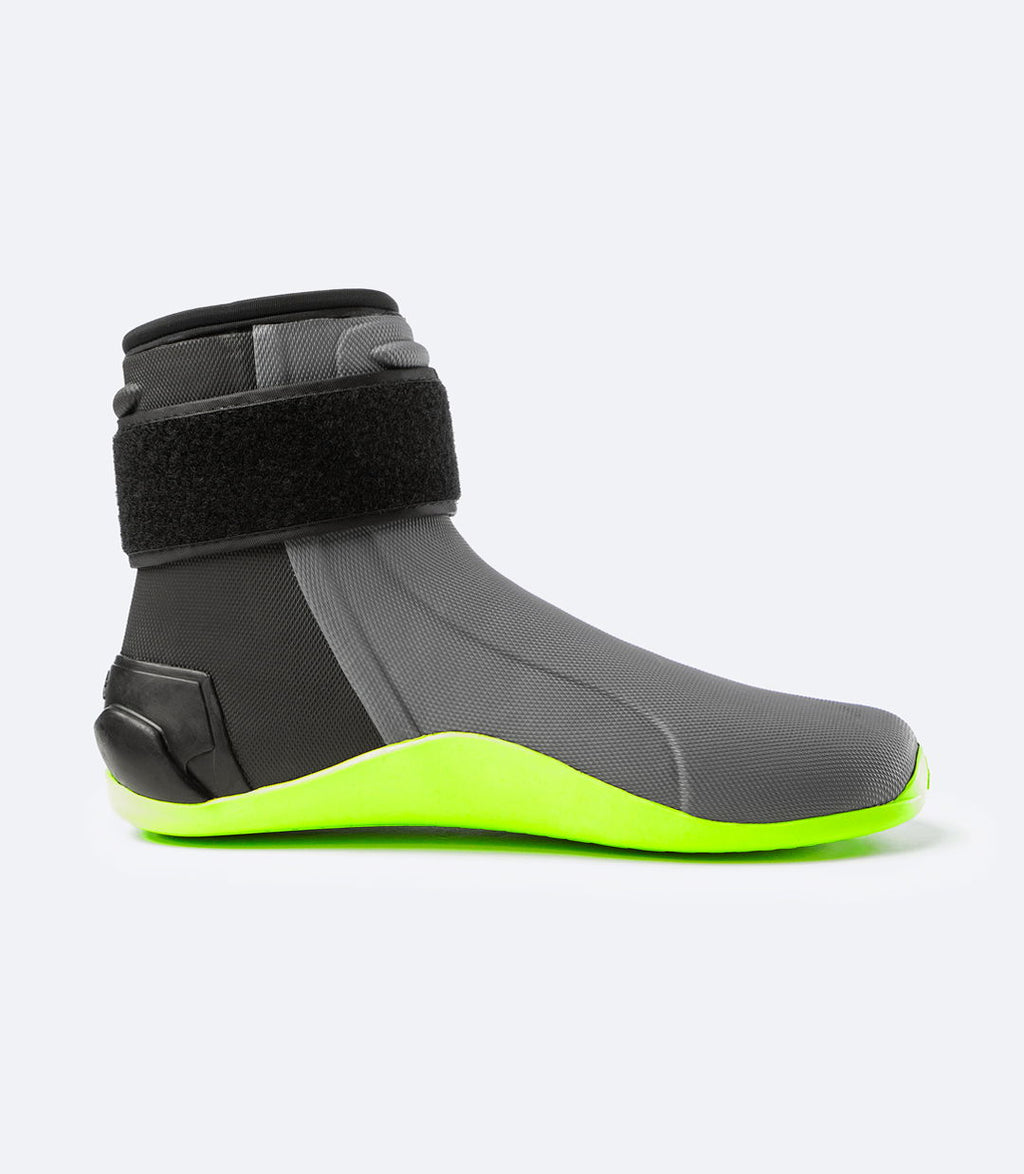 Montert Neopren seilersko high cut 4 mm jolle og katamaran på foten