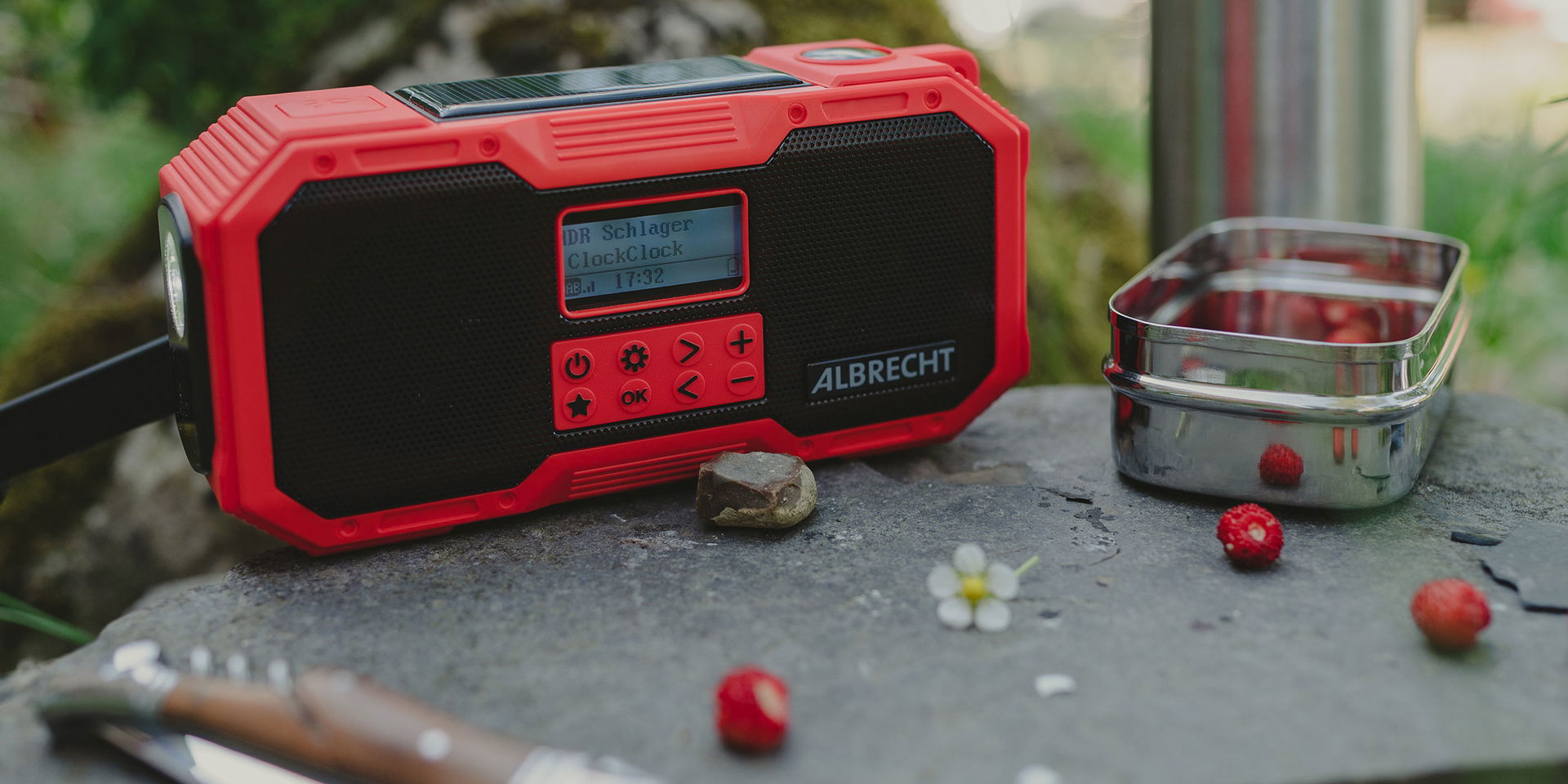 Nødradio DAB+ med sveiv og solcelle, lommelykt og powerbank - Albrecht montert