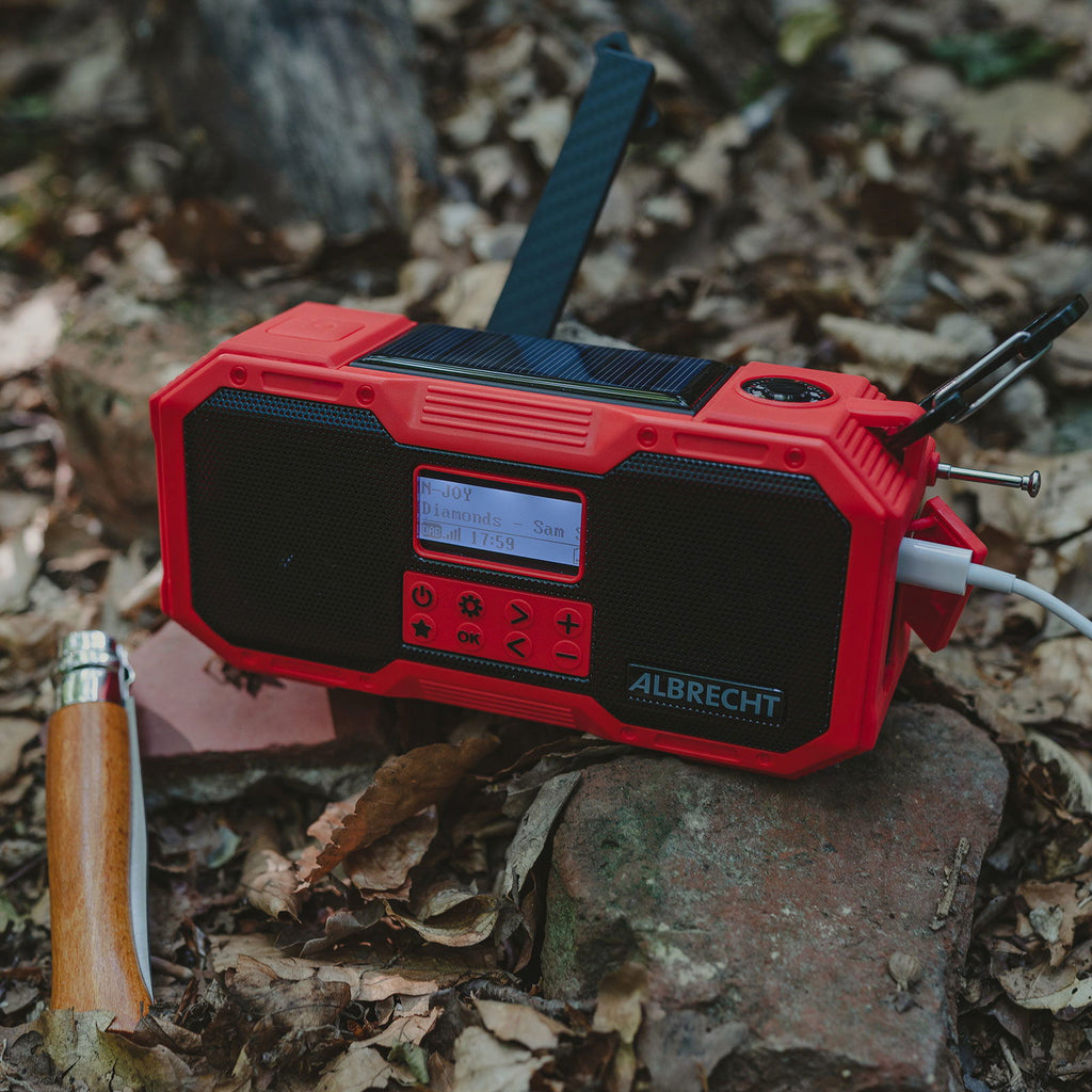 Nødradio DAB+ med sveiv og solcelle, lommelykt og powerbank - Albrecht med lommelykt aktivert