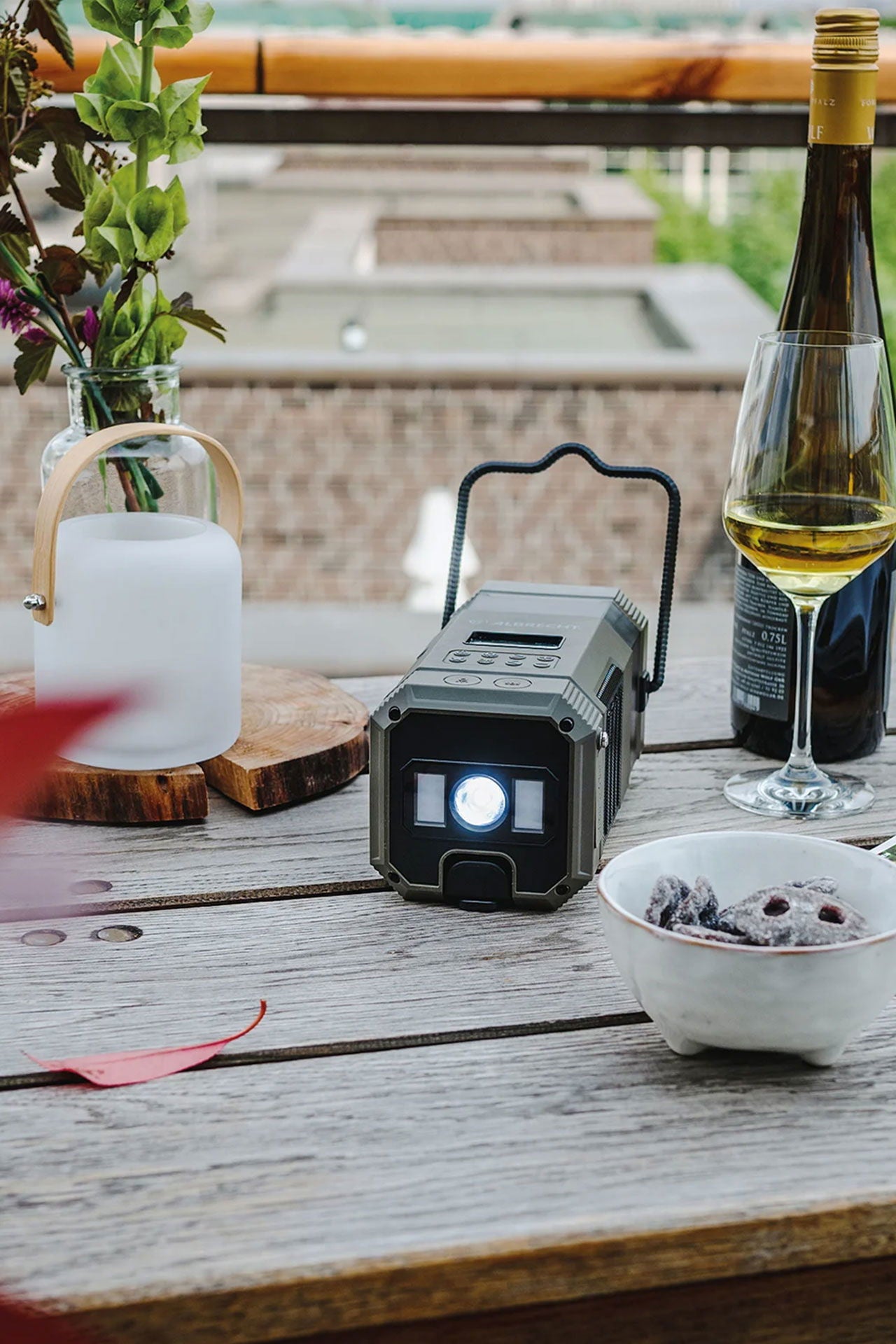 Nødradio DAB+ med sveiv, solcelle og campinglampe montert på telt