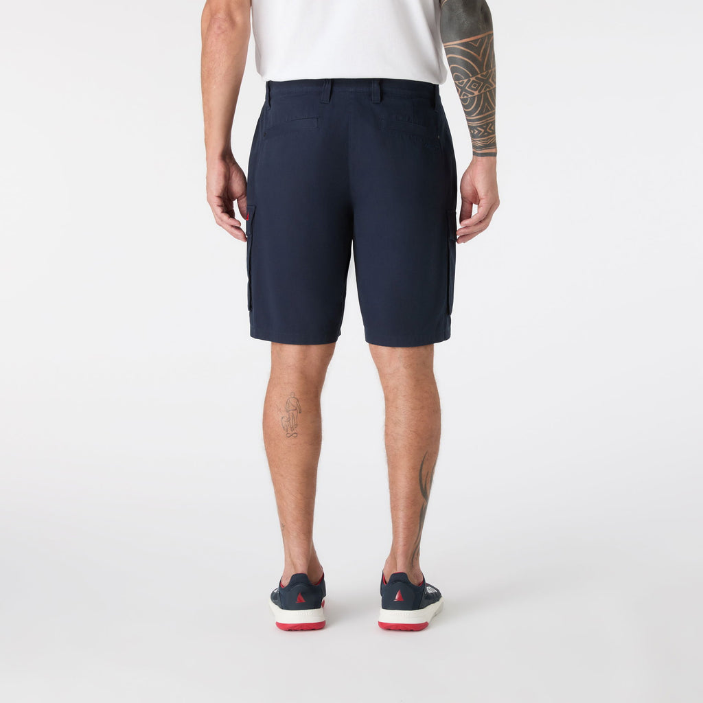 Nærbilde av stoff og logo på Original cargoshorts med glidelåslomme