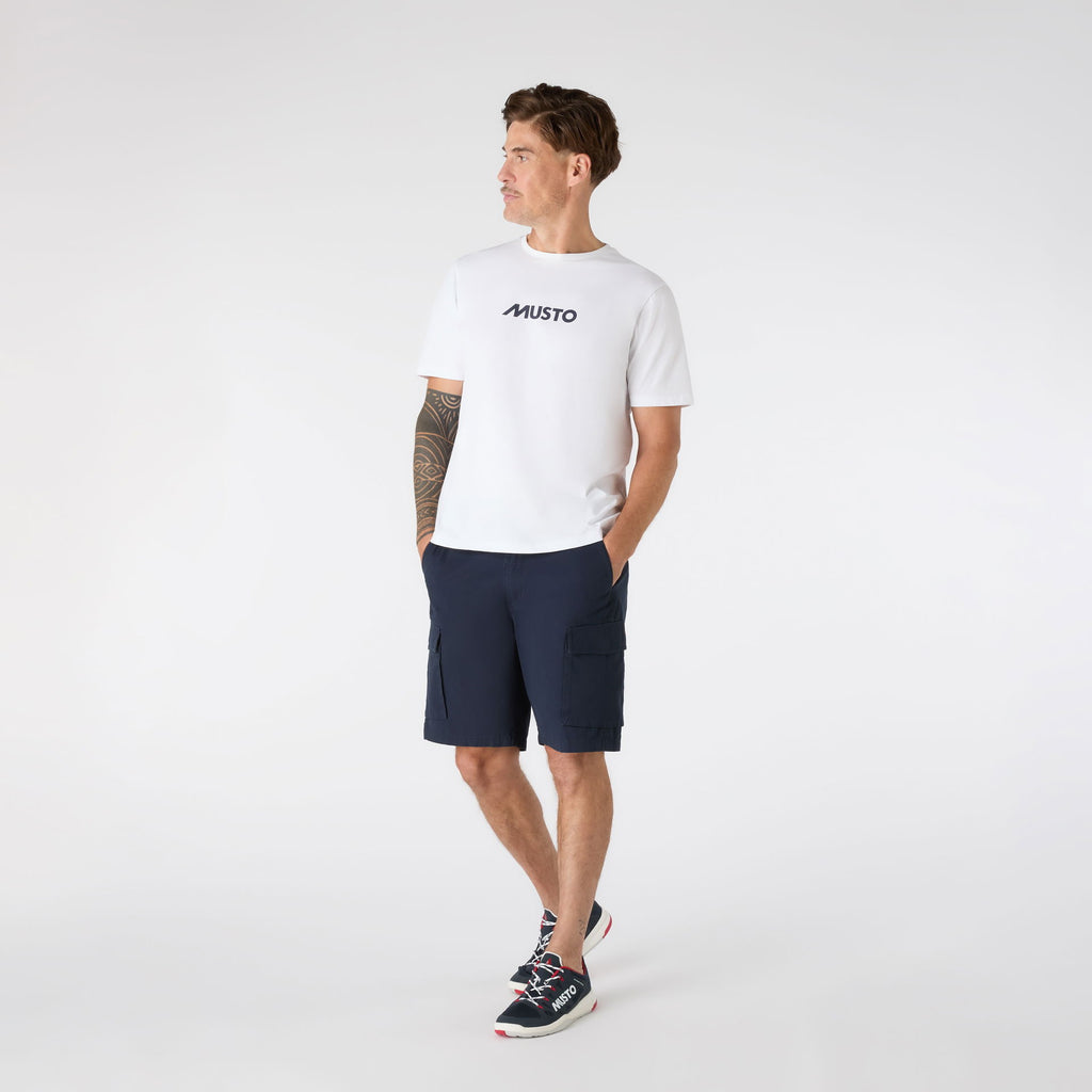 Original cargoshorts med glidelåslomme montert på modell