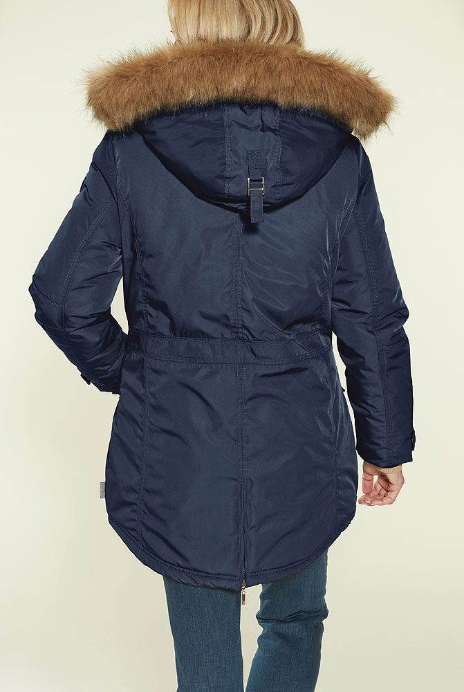 Outdoor-parka dame med pustende materialer montert på modell