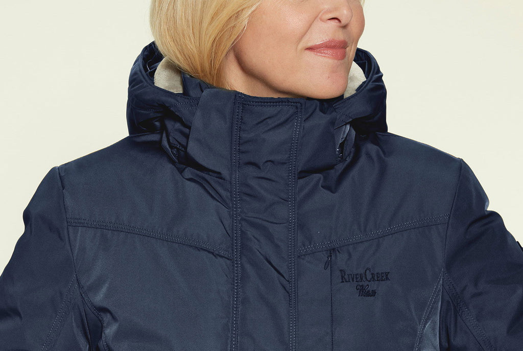 Outdoor-parka dame med pustende materialer hette nærbilde