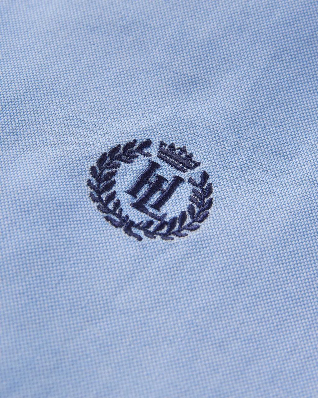 Oxford 2.0 skjorte 100 % bomull button-down nærbilde av logo