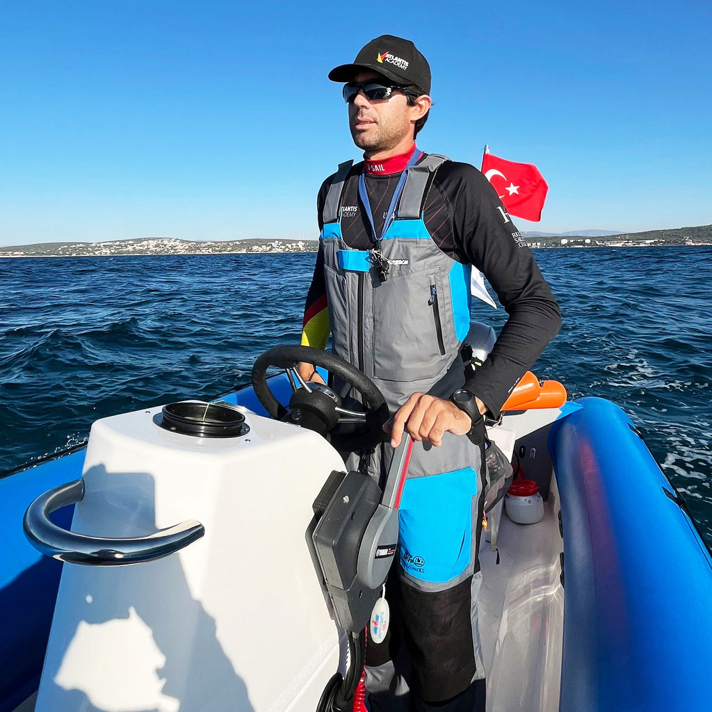 Performance seilerbukse med seler 3-lags 20 000 mm på seilbåt under regn