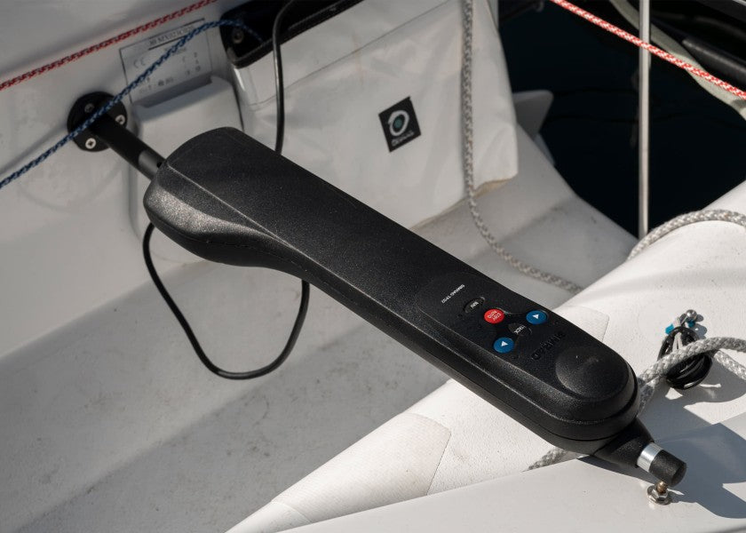 Pinnenpilot TP 32 12V maks 6300 kg deplasement montert på båt