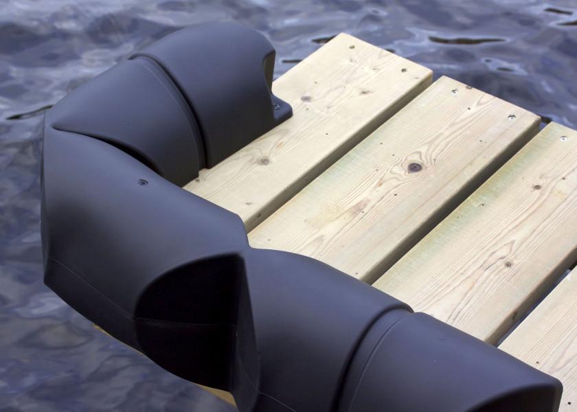Oversikt Pontongfender SMALL vinklet marineblå på brygge