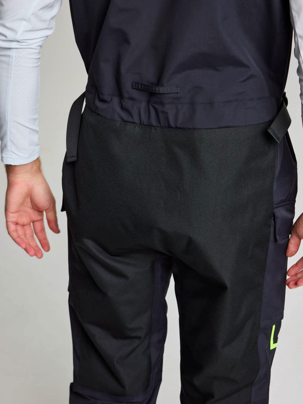 Detalj av brystlomme på Pro Offshore seilerknebukse nylon 3L vanntett