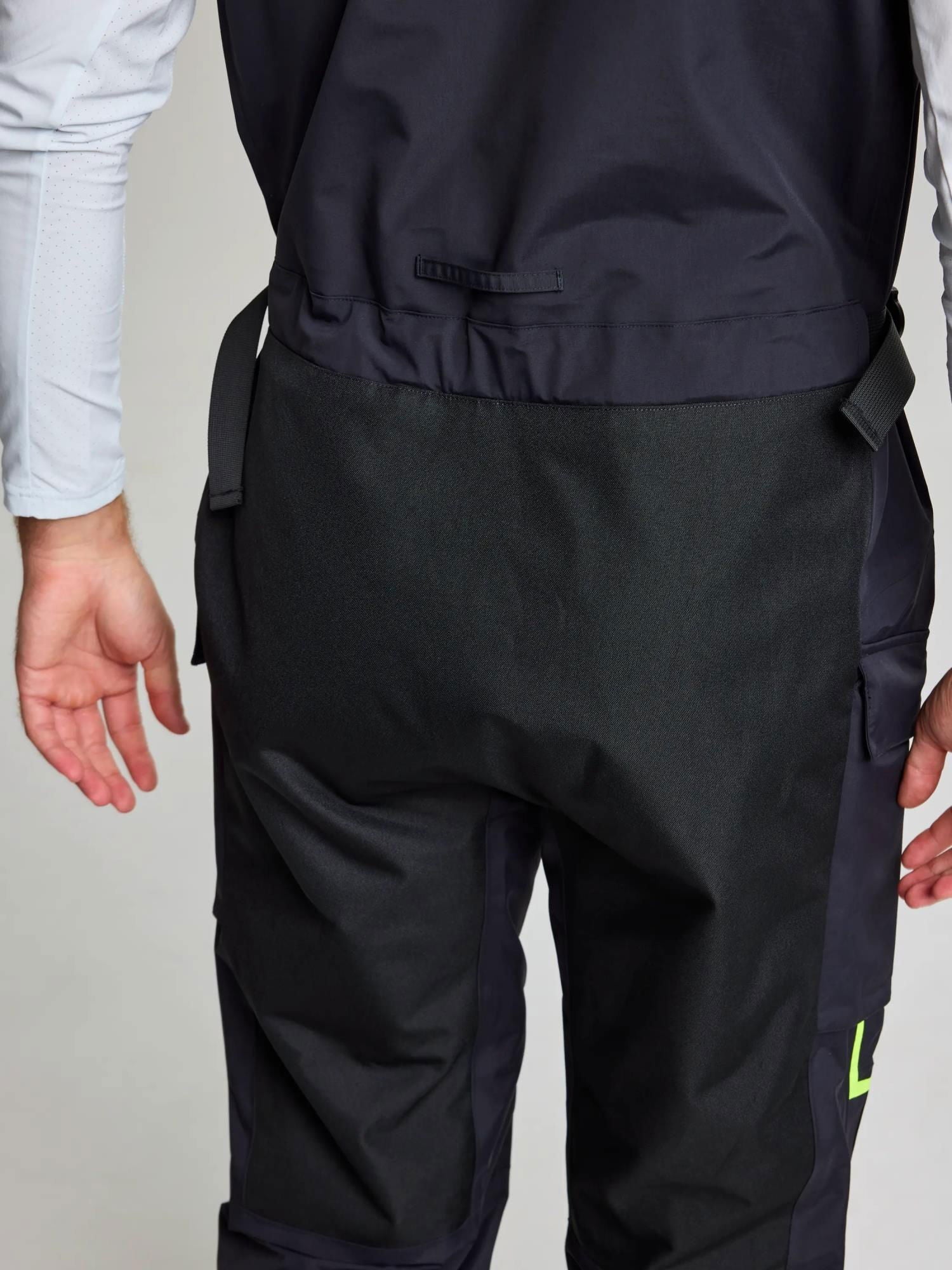 Detalj av brystlomme på Pro Offshore seilerknebukse nylon 3L vanntett