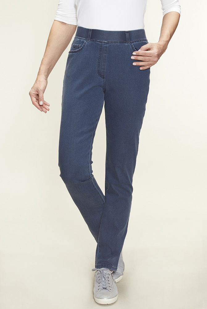 Detalj av elastisk midjebånd på Raphaela damejeans