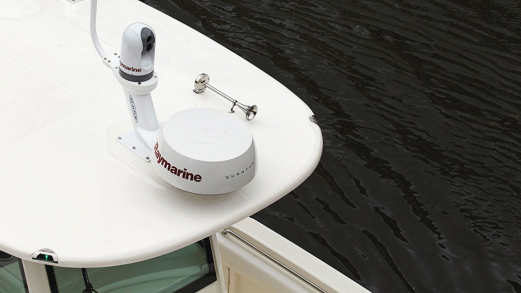 Nærbilde av antennedel på Raymarine kvantum Q24C