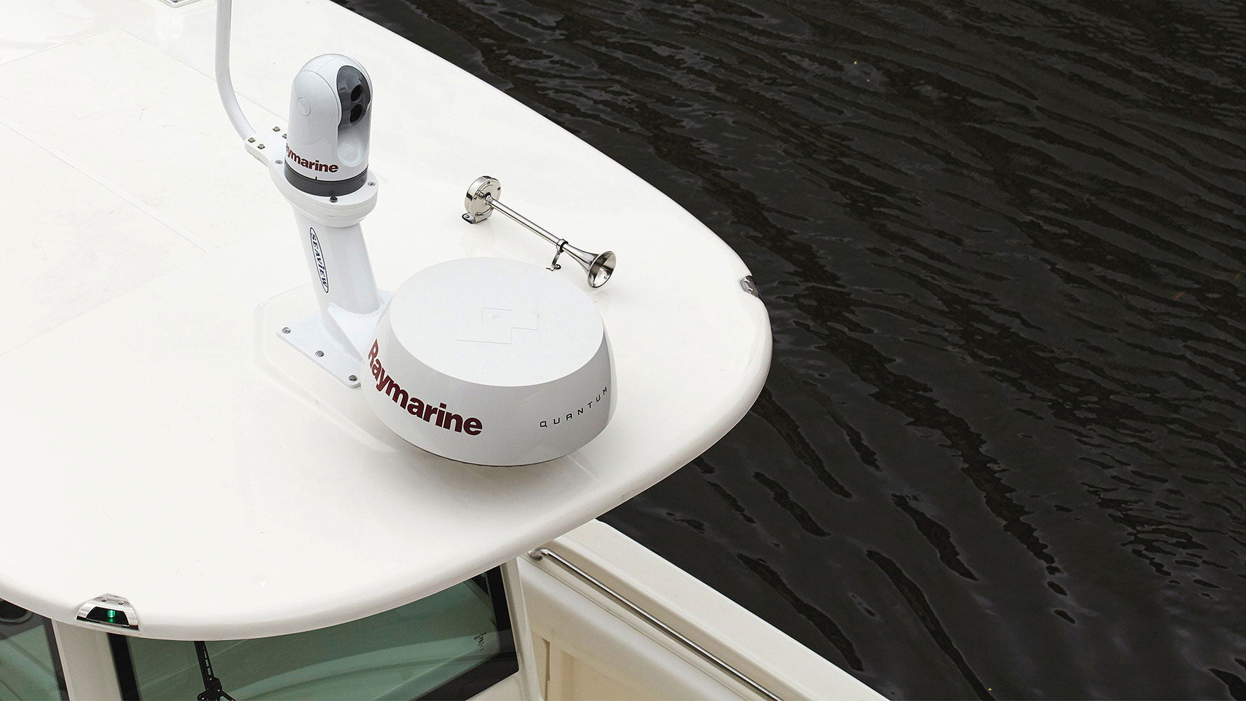 Nærbilde av antennedel på Raymarine kvantum Q24C