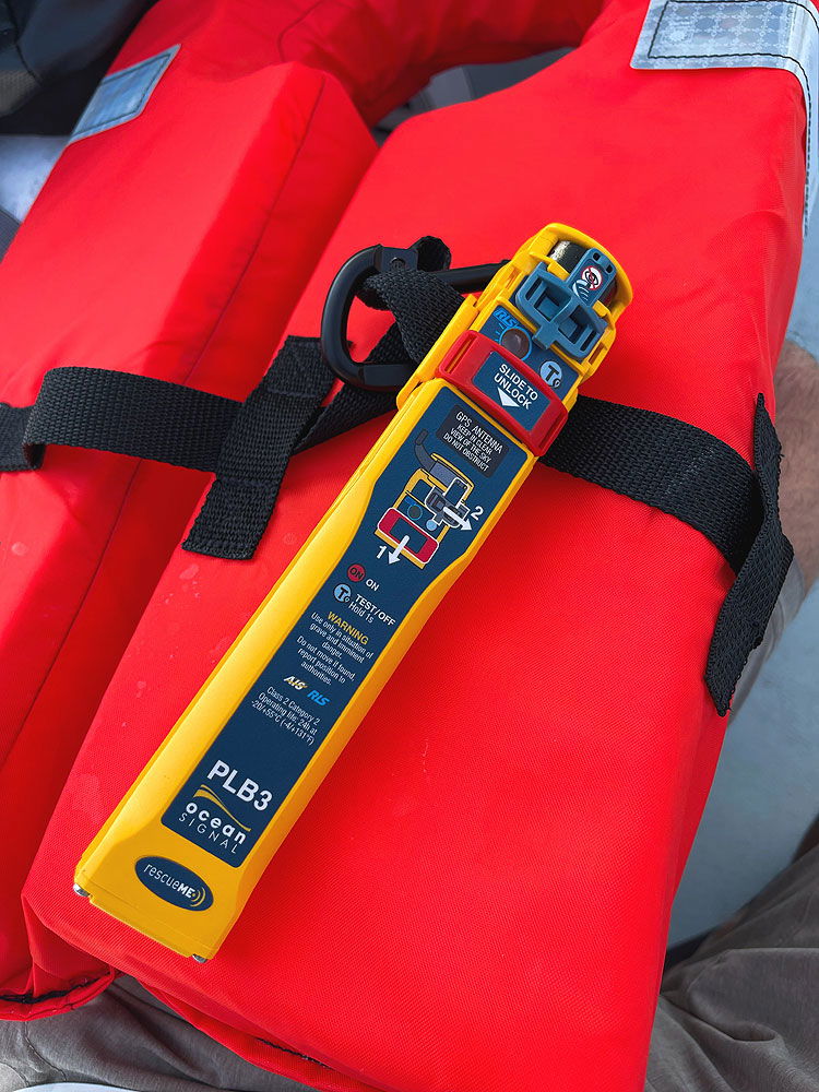 rescueME PLB3 personlig nødpeilesender med AIS og NFC pakket i eske