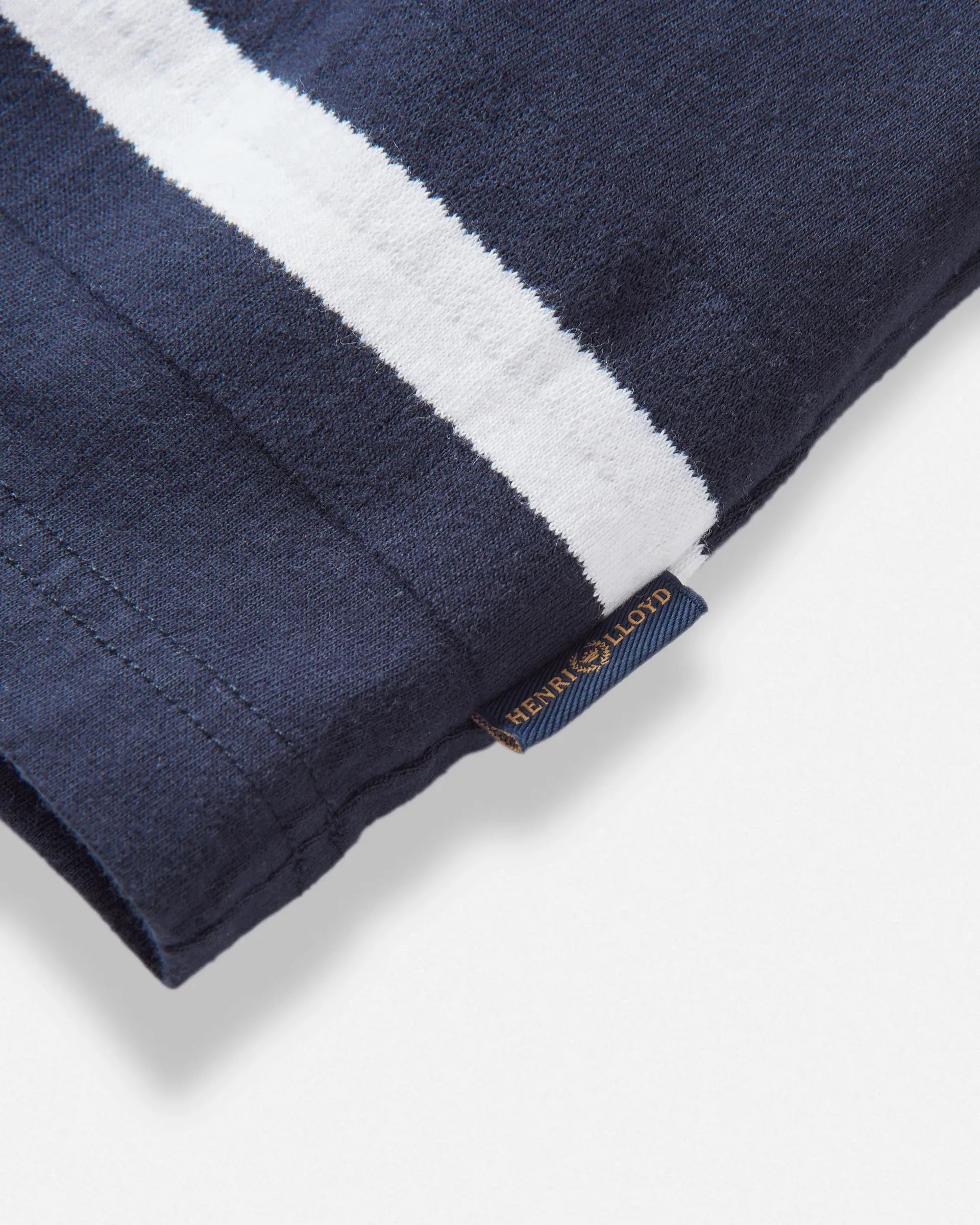 Salcombe polo økologisk bomull jacquard-striper nærbilde av logo
