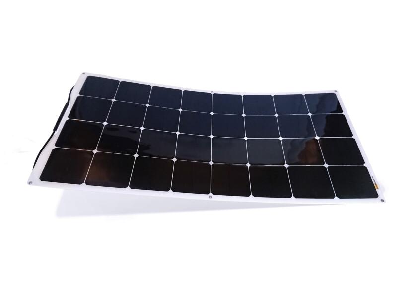 Semifleksibelt solcellepanel NORDIC 104 W montert på båt