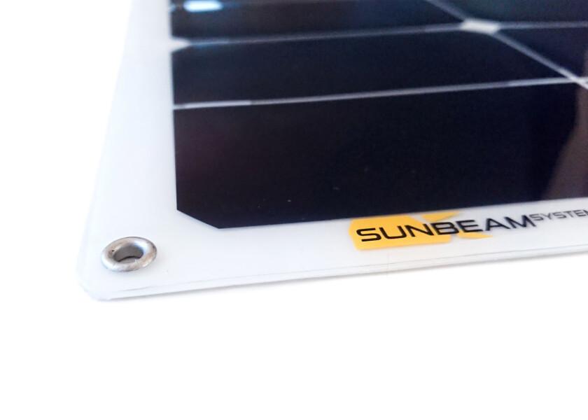 Nærbilde av tilkobling på Semifleksibelt solcellepanel NORDIC 104 W