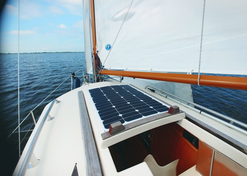 Montert Semifleksibelt solcellepanel TOUGH 78 W flush på båt
