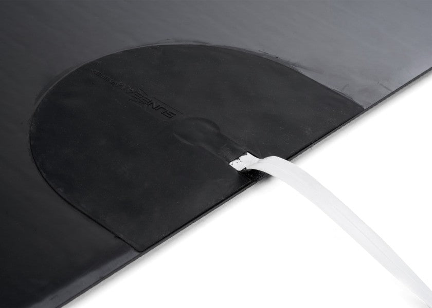 Semifleksibelt solcellepanel TOUGH BLACK 55 W flush montert på båt