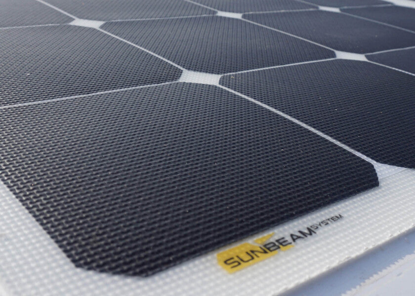 Montert semifleksibelt solcellepanel TOUGH+ FLUSH 116 W på båt