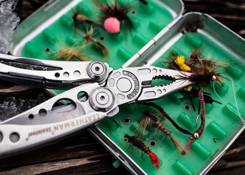 Detalj av SKELETOOL multitool 420HC knivblad med karabinkrok