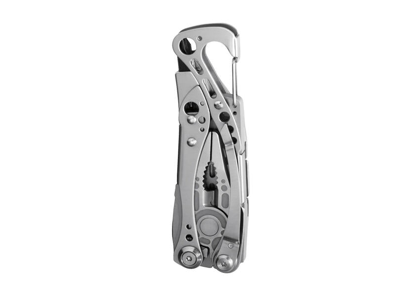 SKELETOOL multitool 420HC knivblad med karabinkrok i bruk