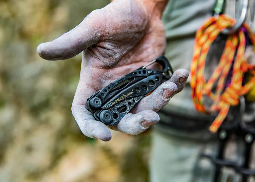 Sideprofil av SKELETOOL multitool 420HC knivblad med karabinkrok