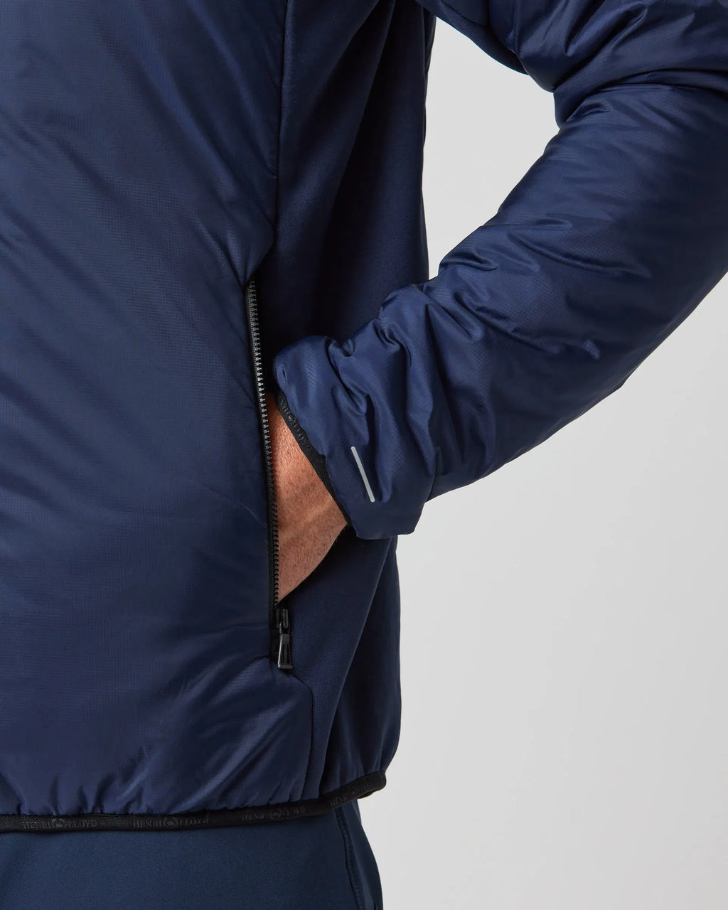 Nærbilde av reflekterende detaljer på Smart-Therm mellomlagsjakke med body mapping