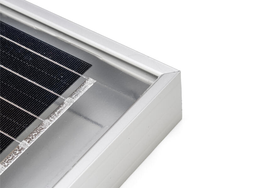 Detalj av dekksgjennomføring i Solcellepakke komplett sett 2x 195 W med MPPT laderegulator og dekksgjennomføring