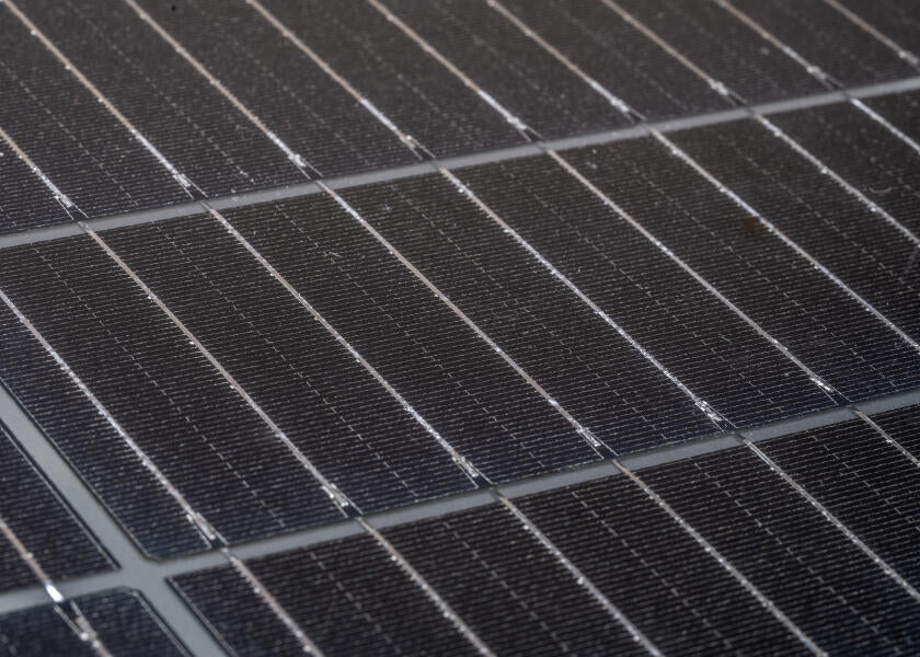 Nærbilde av MPPT laderegulator i Solcellepakke komplett sett 2x 195 W med MPPT laderegulator og dekksgjennomføring