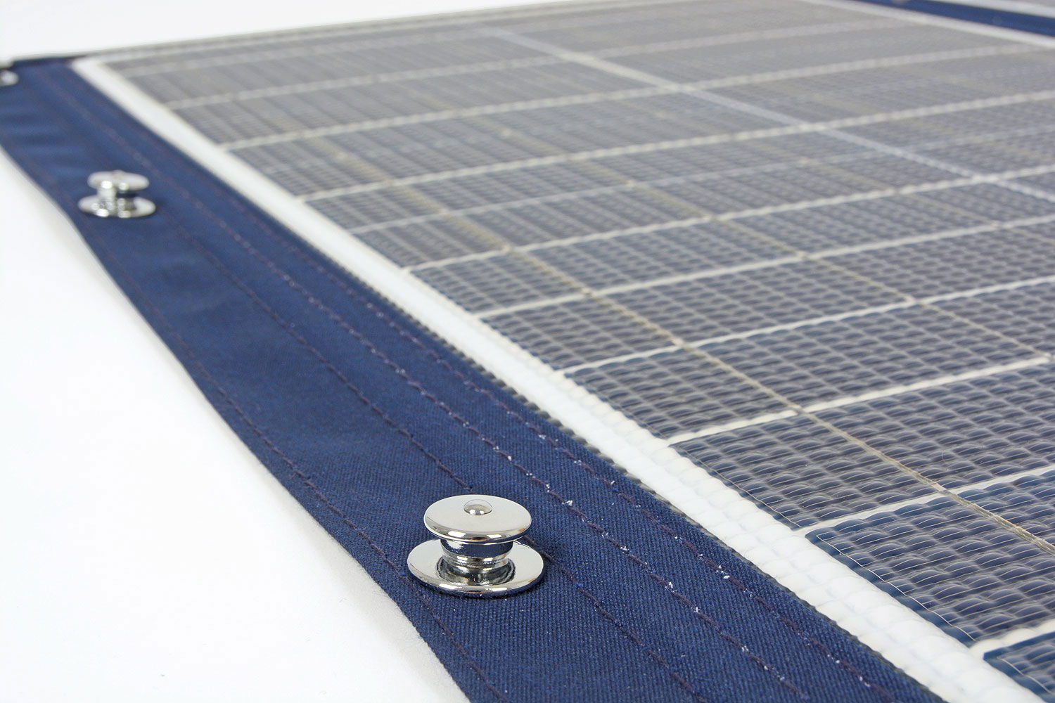 Nærbilde av tilkobling på solcellepanel med tekstilkant 17 Wp 668x333 mm