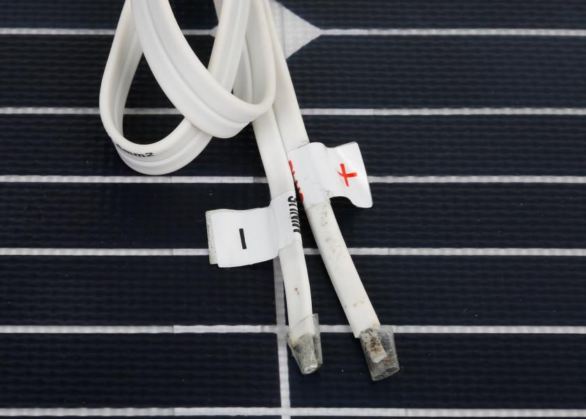 Detalj av Solcellepanel Tough 111 W flush semifleksibelt