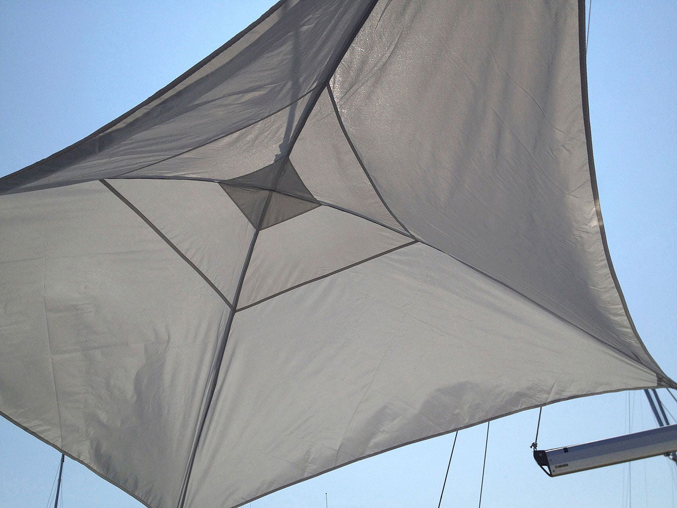 Solseil fritthengende 170x170 cm for cockpit detalj av festetau