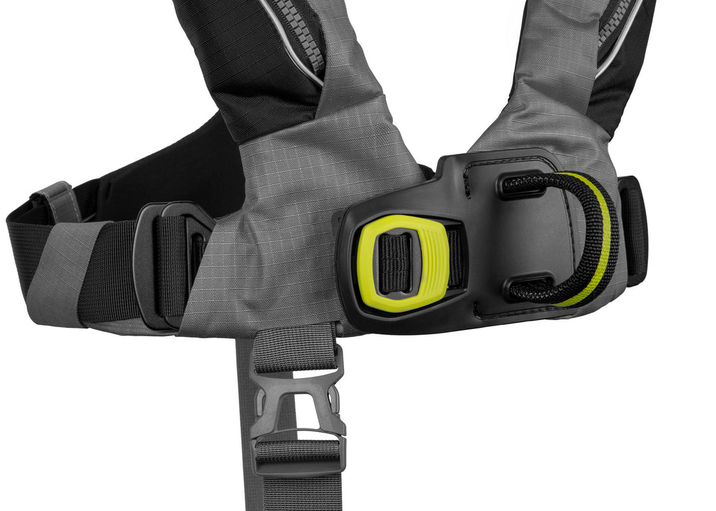 Spinlock Deckvest 6D automatvest 275N med sele montert på person
