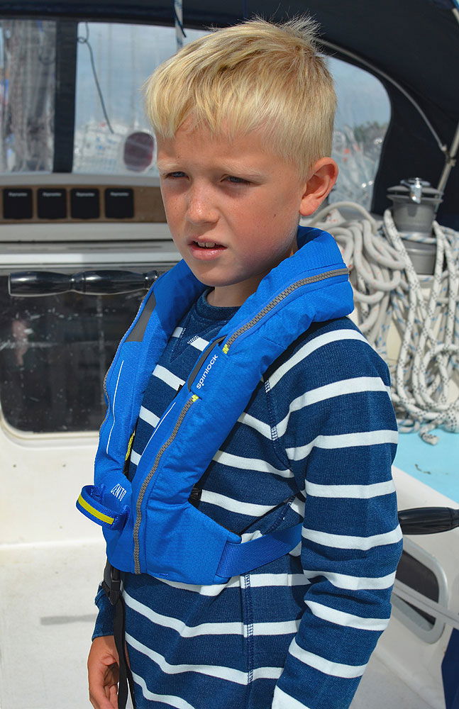 Spinlock Deckvest CENTO Junior automatvest 100N 20-50 kg Pacific Blue i bruk på vannet