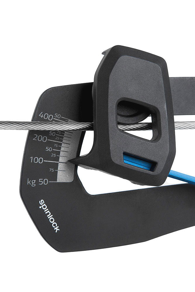 Nærbilde av måleskala på Spinlock Rig-Sense vantspenningsmaler