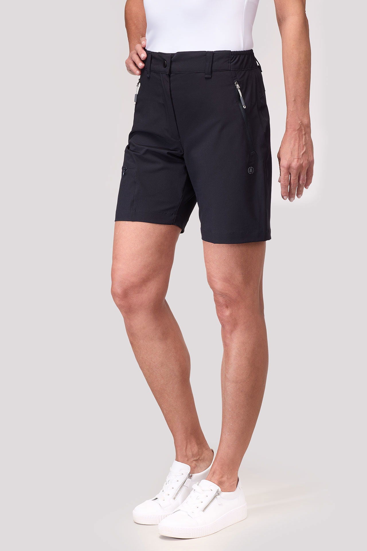 Stretch bermudashorts dame 4-veis stretch Vask og Gå montert på modell