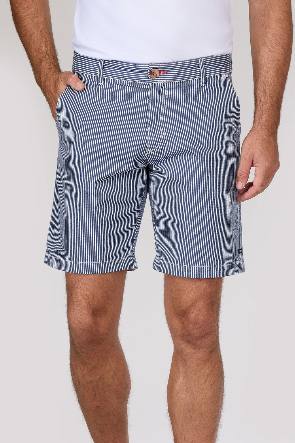 Stripete bermudashorts bomull med beltehemper forfra